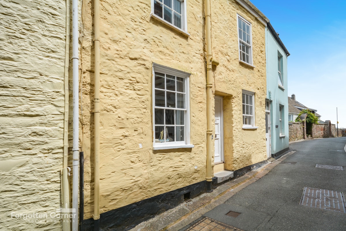 April Cottage, Cawsand - On the beach