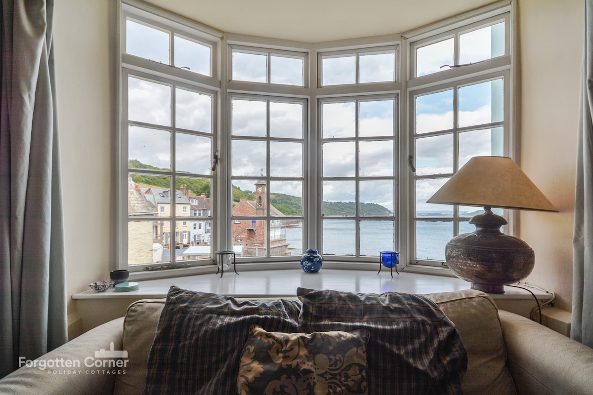 April Cottage, Cawsand - On the beach