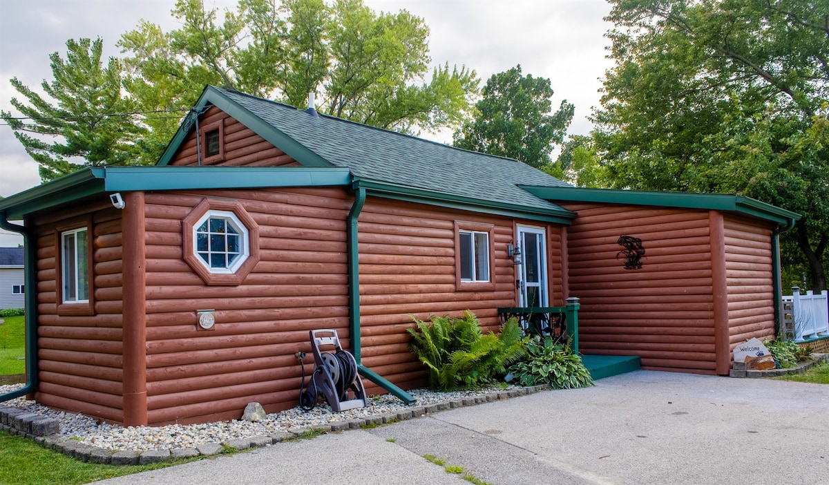 The Cozy Canal Cabin