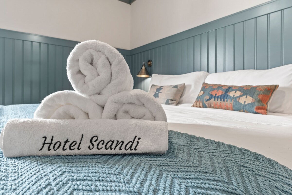 Hotel Scandi - King Suite Sleeps 4 in D.T. Poulsbo