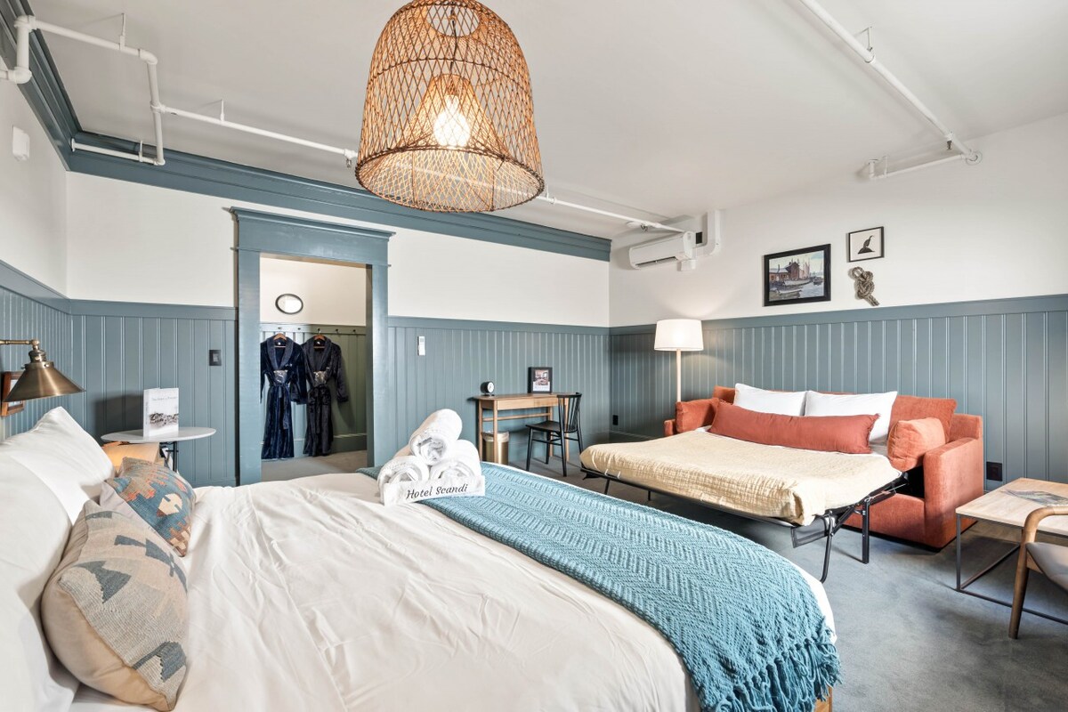 Hotel Scandi - King Suite Sleeps 4 in D.T. Poulsbo