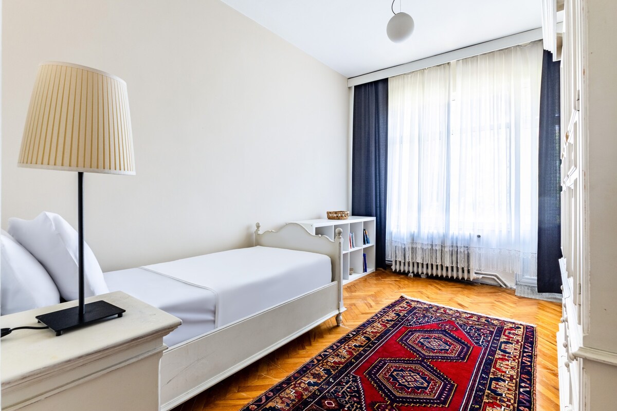 Spacious Flat w Balcony 3 min to Kadikoy Square