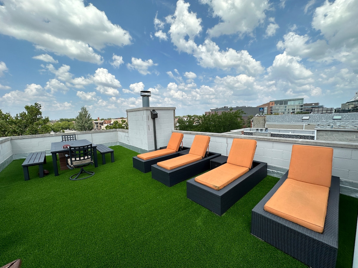 Wrigley Penthouse w/Private Roof Deck and Parking