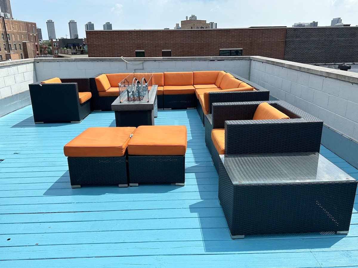 Wrigley Penthouse w/Private Roof Deck and Parking