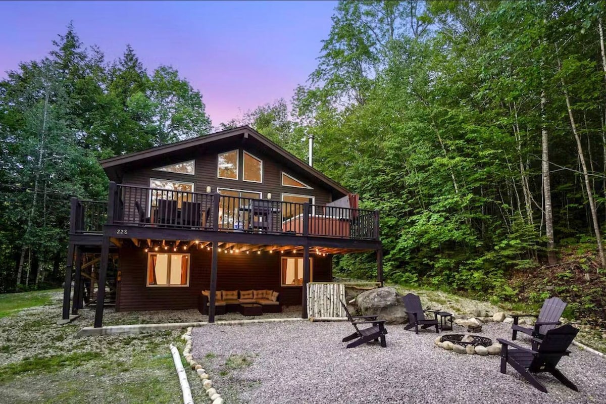 Newly Updated Chalet- 5 min to Sunday River-Hottub