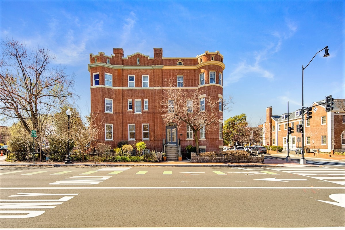 Gay Friendly Grand Corner Home 3 blocks to Cap