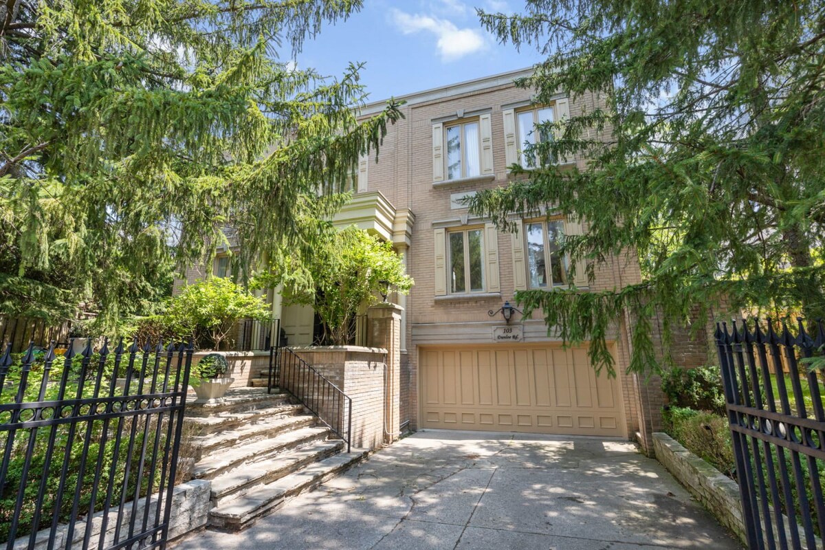 Prestigious 4BR Toronto Home w Sauna!