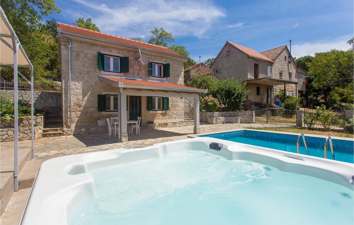 Stunning home with Outdoor swimming pool, Jacuzzi