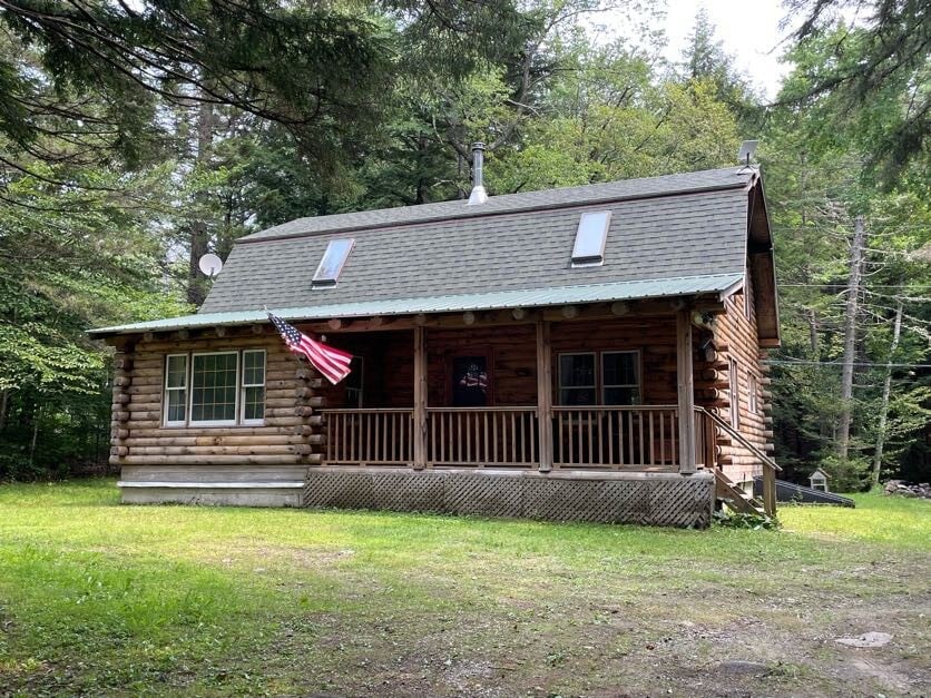 Rustic Retreat: Cozy Log Cabin