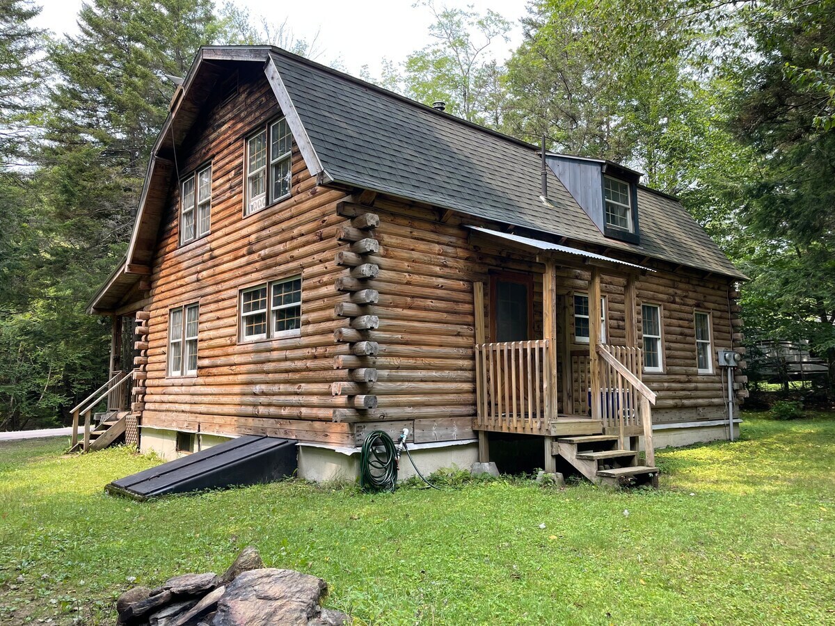 Rustic Retreat: Cozy Log Cabin