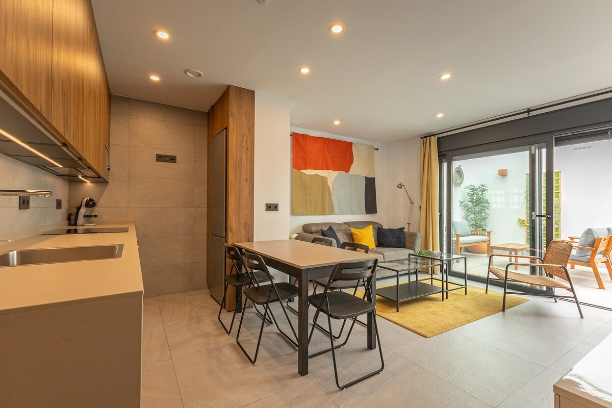 Amplio y moderno apartamento con patio privado