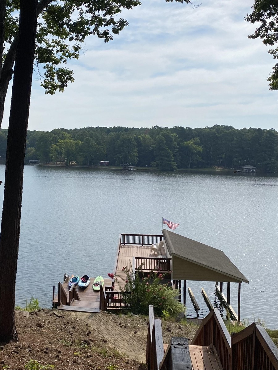 加斯顿湖（ Lake Gaston ）壮观日出