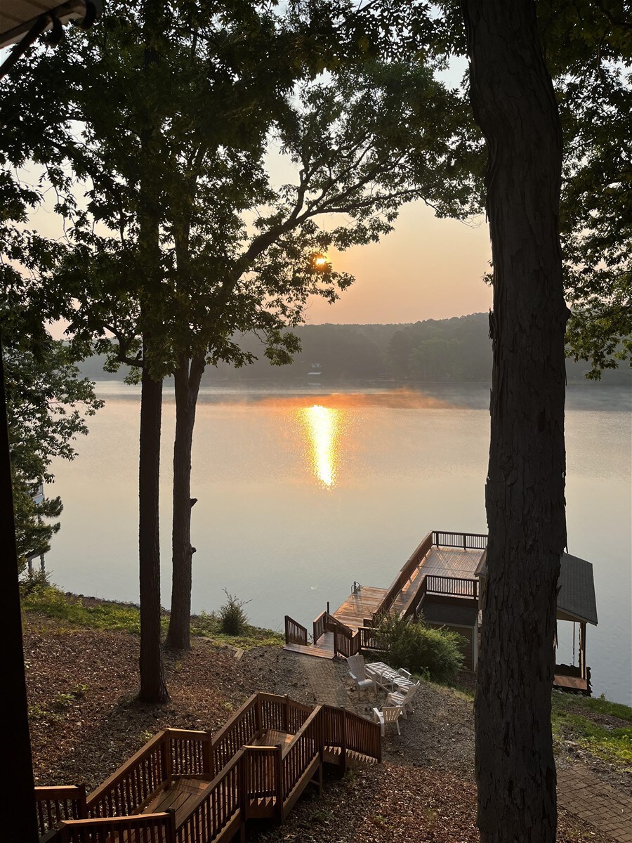 加斯顿湖（ Lake Gaston ）壮观日出