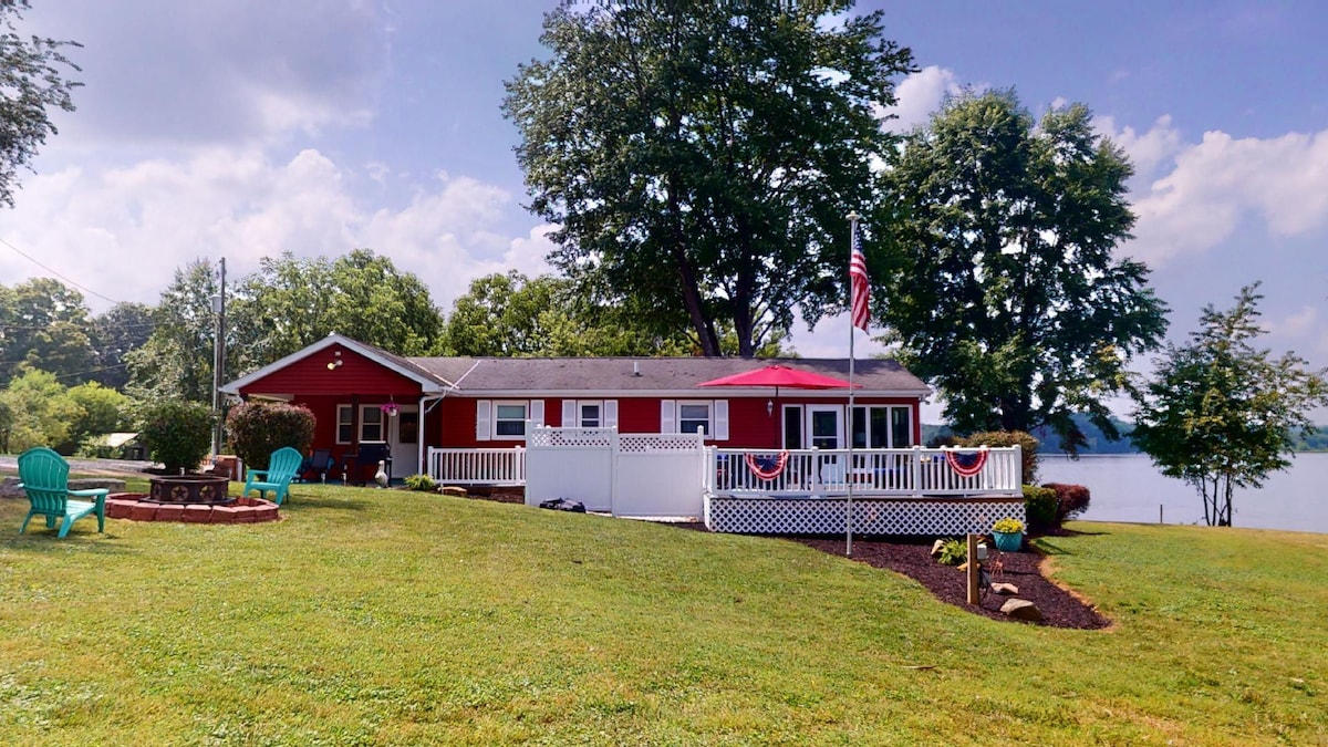 Lake Front Oasis: 3 Bed 2 Ba Cottage on Lake Logan