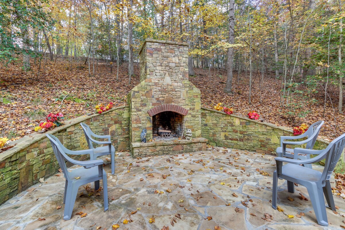 Quiet Murphy Hideaway w/ Decks & Outdoor Fireplace