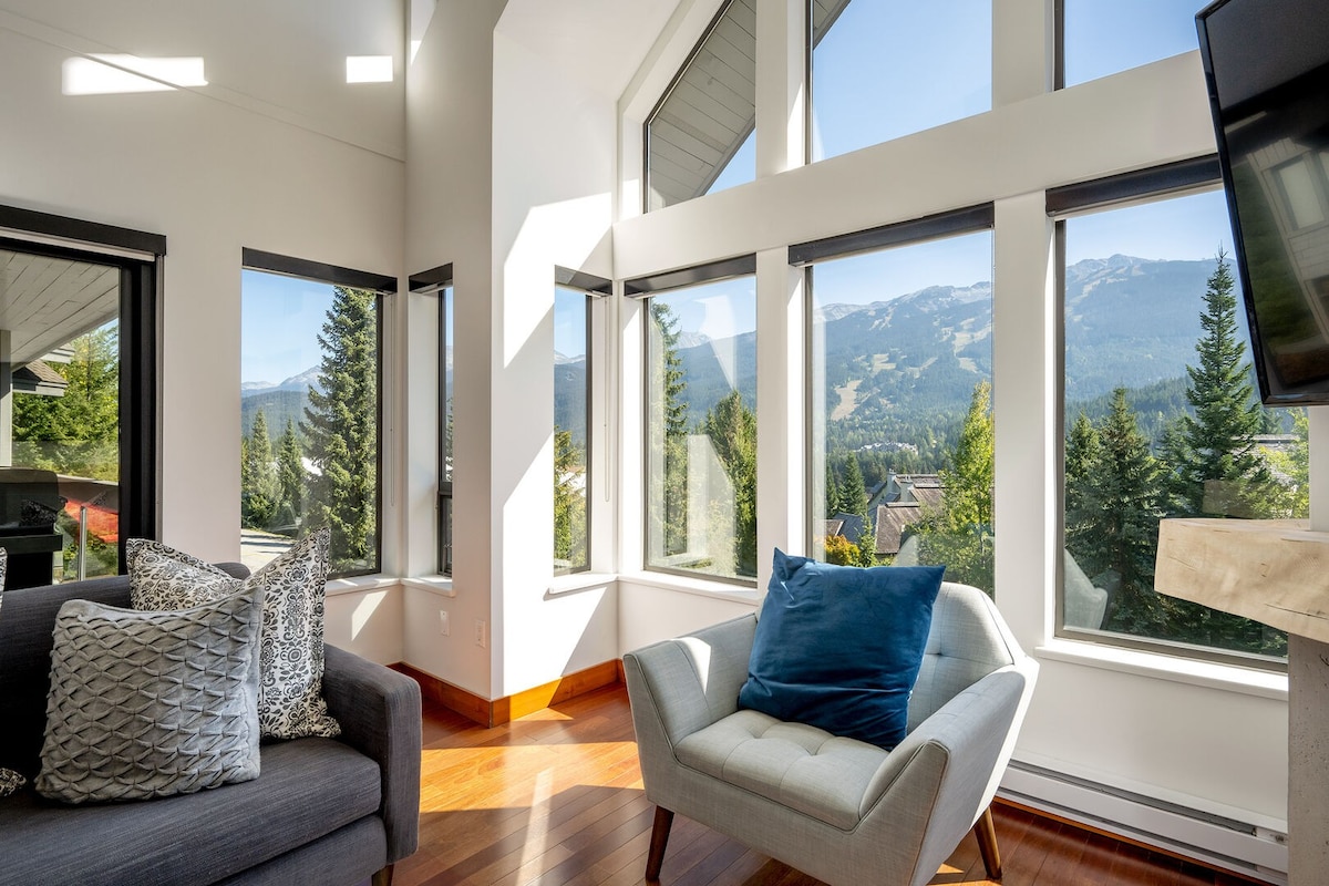 Elegant 4Bed + Loft with Mountain Views!