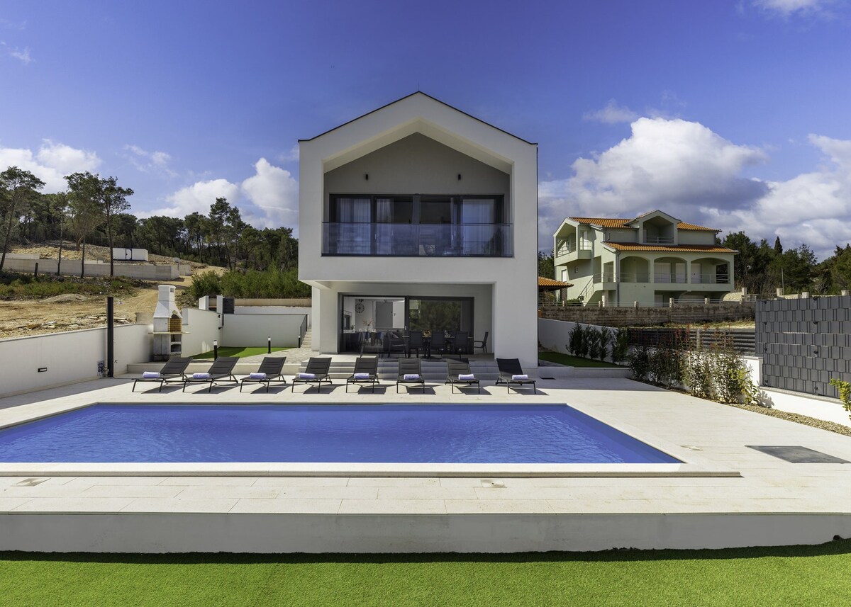 Villa Ponderosa with Pool