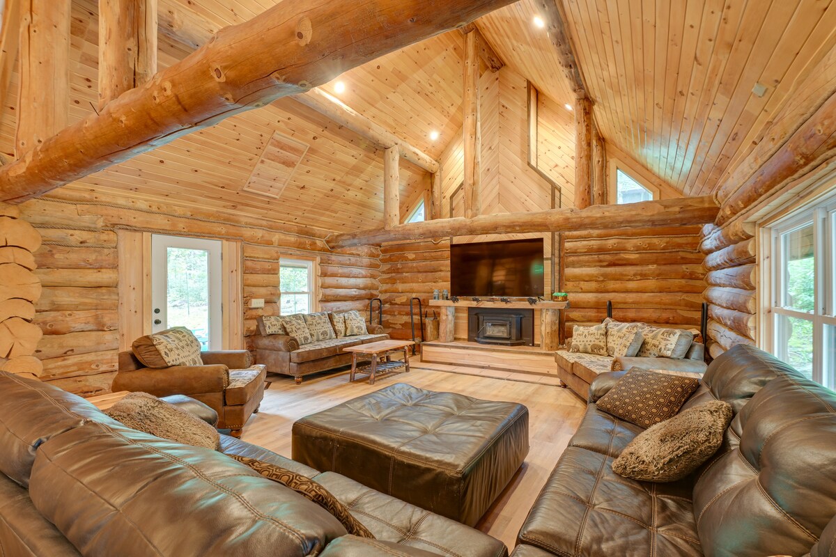 Secluded Greenville Cabin: Walk to Moosehead Lake!