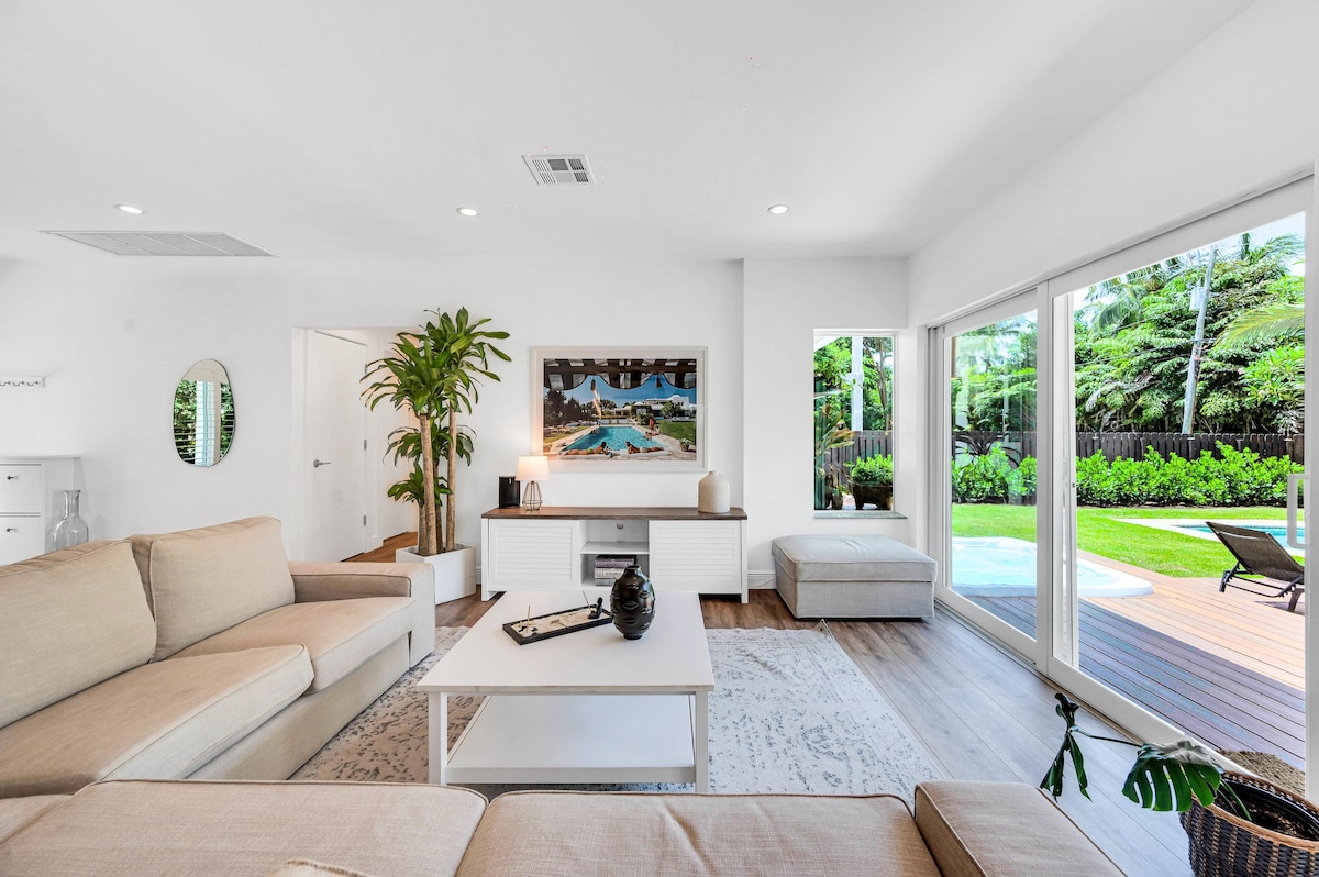 Centrally Located | Heated pool | Oasis Key