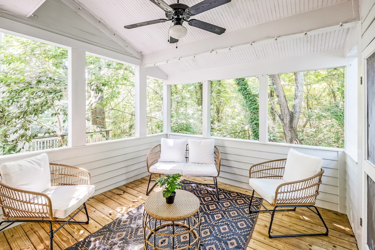 Boho Retreat, Steps from Downtown, Porch + Parking