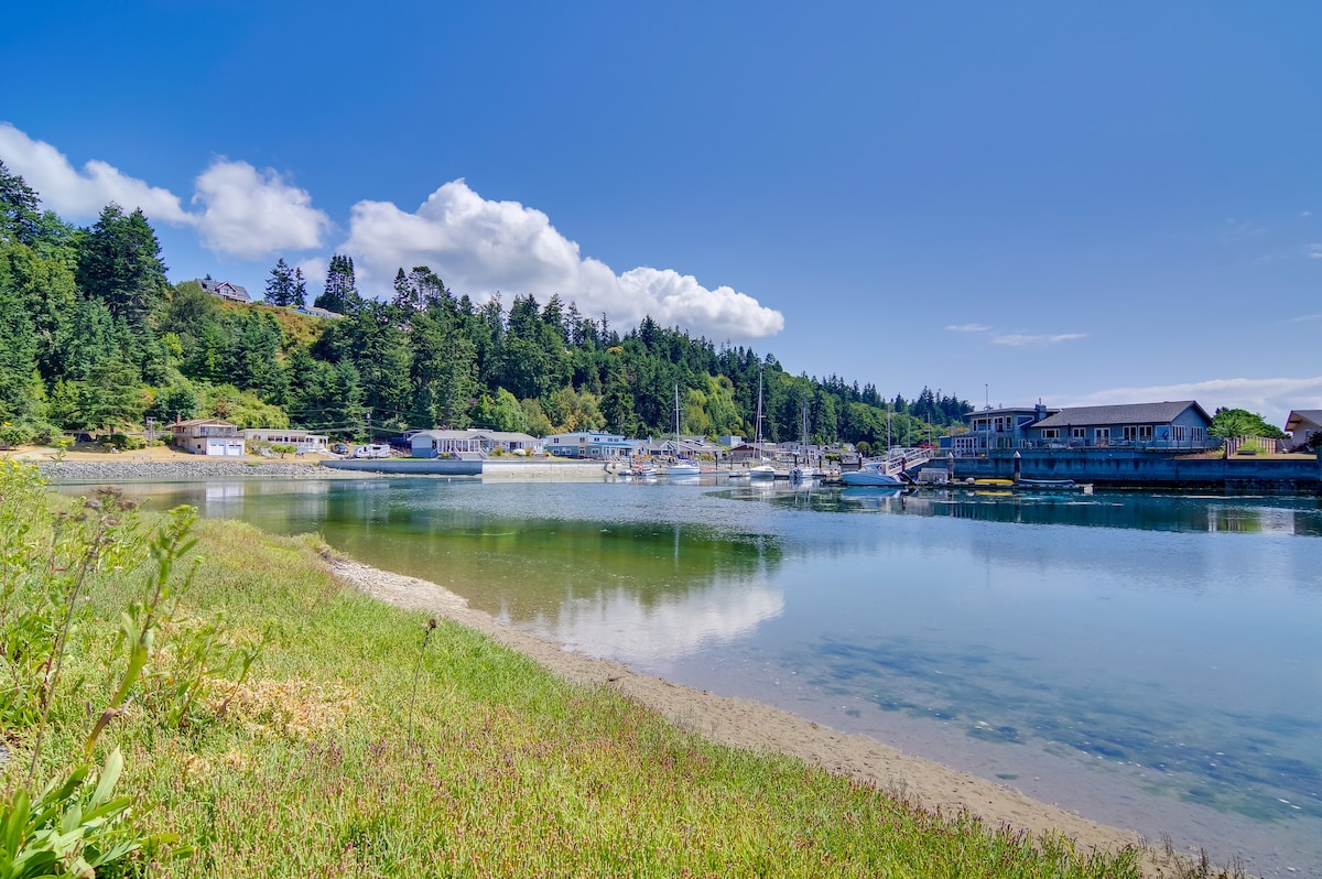 Whidbey Island Oasis: Walk to Beach, Hot Tub, View