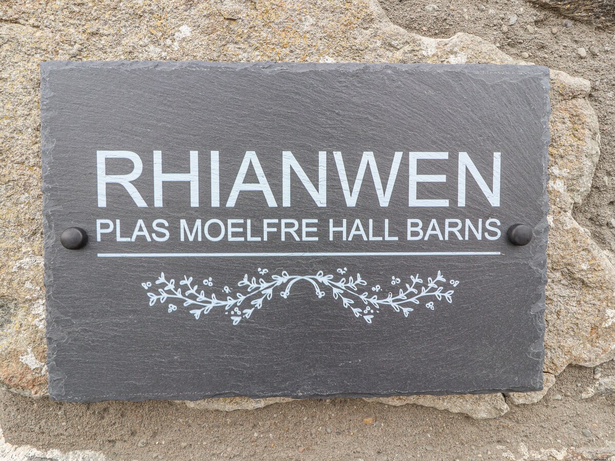 Rhianwen, Plas Moelfre Hall Barns
