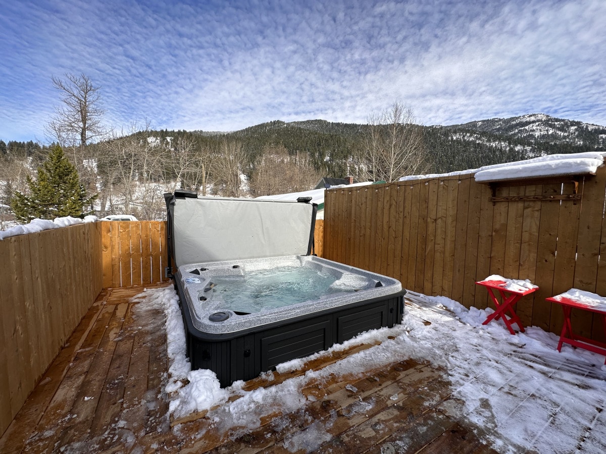 Mountain getaway w/ hot tub & heated garage