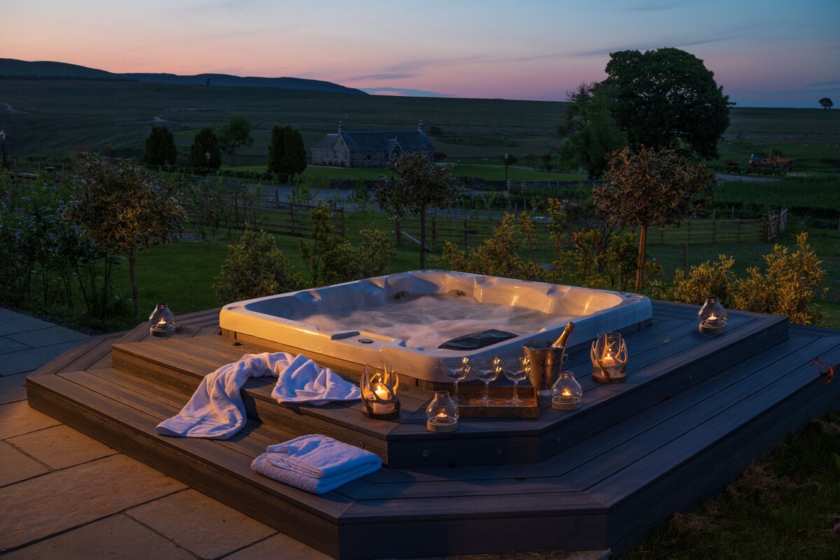 Luxury lodge with hot tub