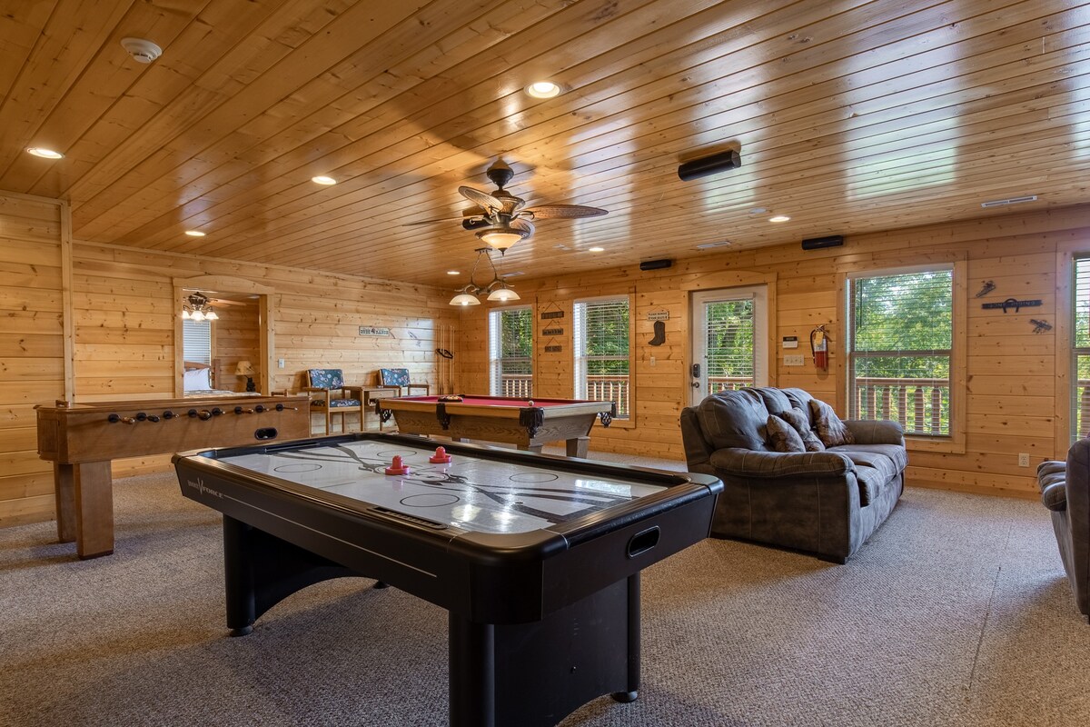 Puttin on the Ritz | Game Room, Hot Tub!