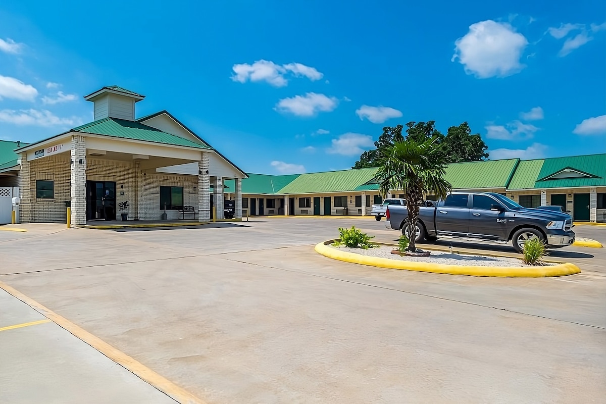 Convenient Stay in Yoakum! Free Parking, Pool!