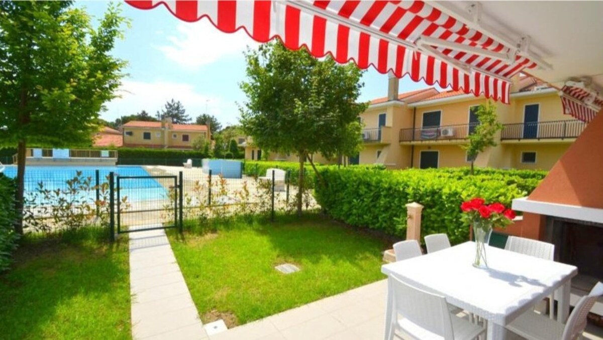 Terraced house with swimming pool