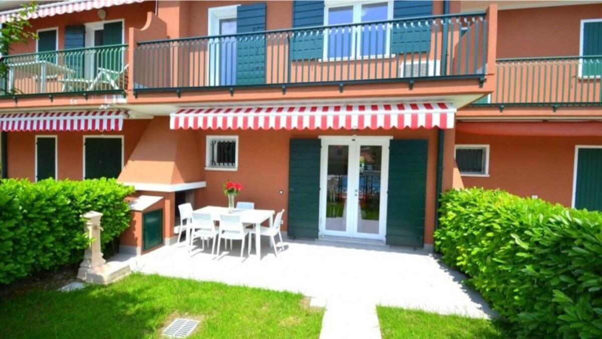 Terraced house with swimming pool