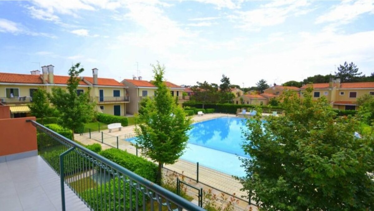 Terraced house with swimming pool