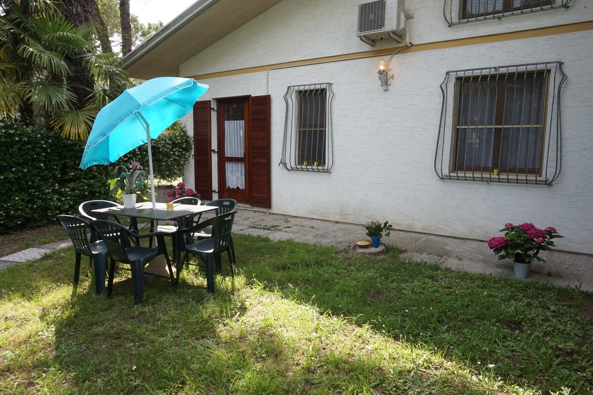 Lovely semi-detached villa with private garden in