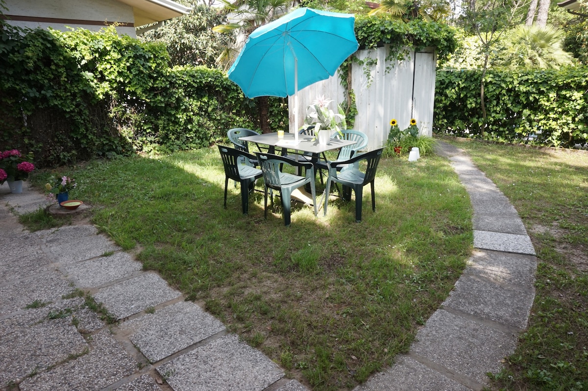 Lovely semi-detached villa with private garden in