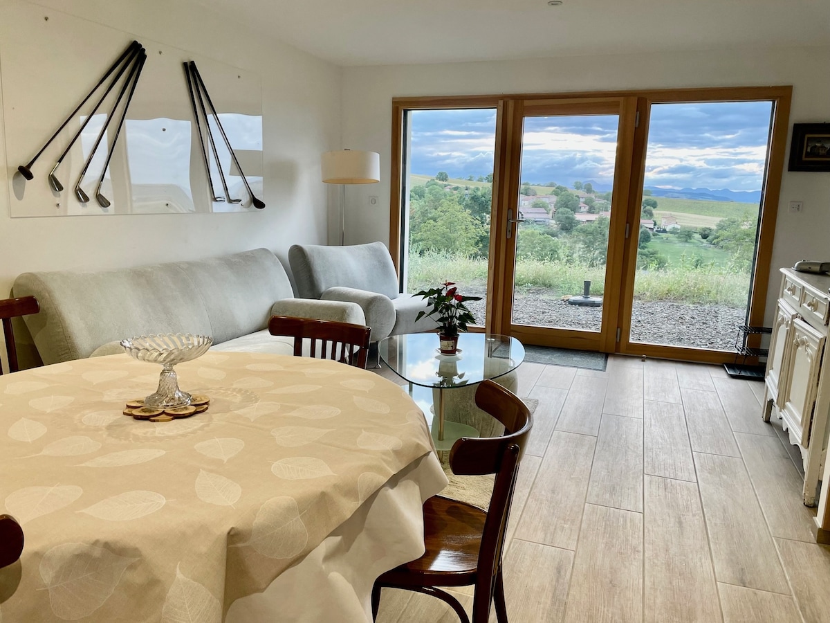 Perle de vue gîte overlooking the Puy de Dôme