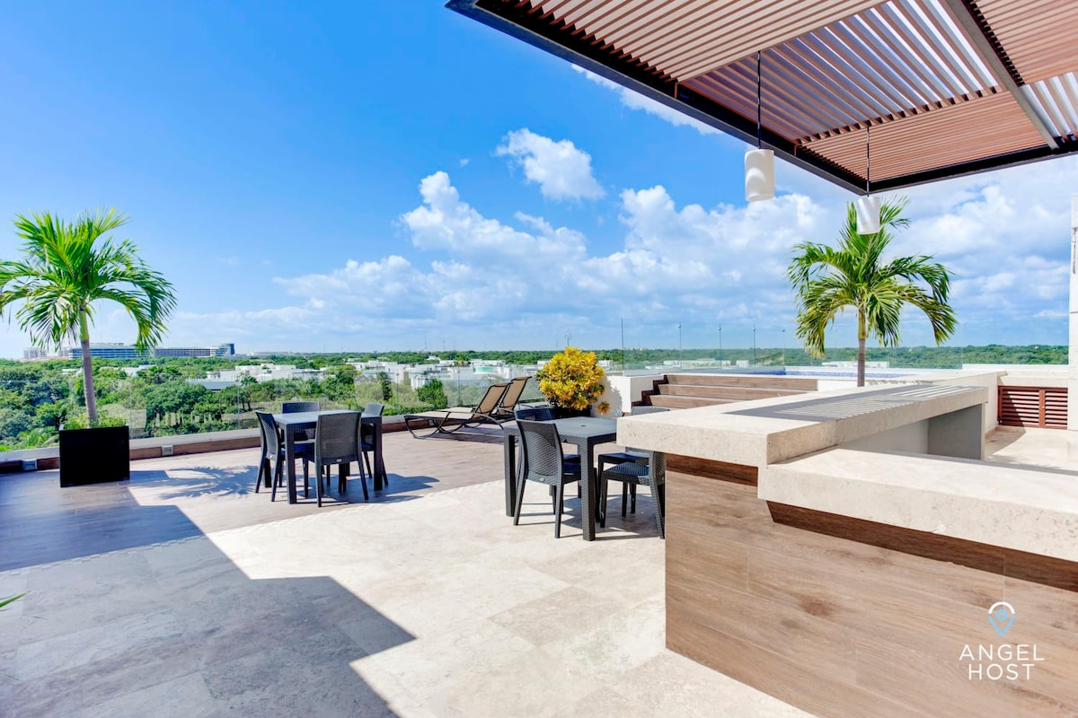 Chic Private Seaview Balcony Steps to Beach Clubs!