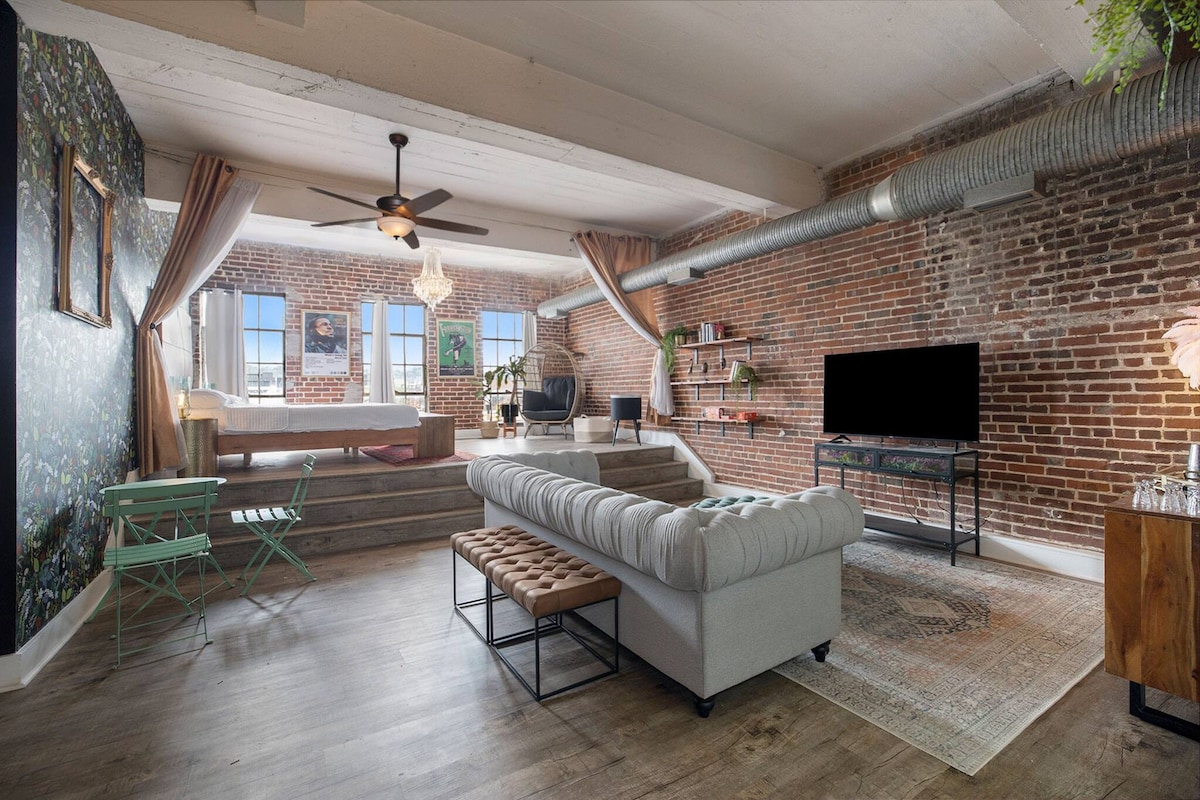 Historic Haven: Dreamy Boho Loft in Birmingham