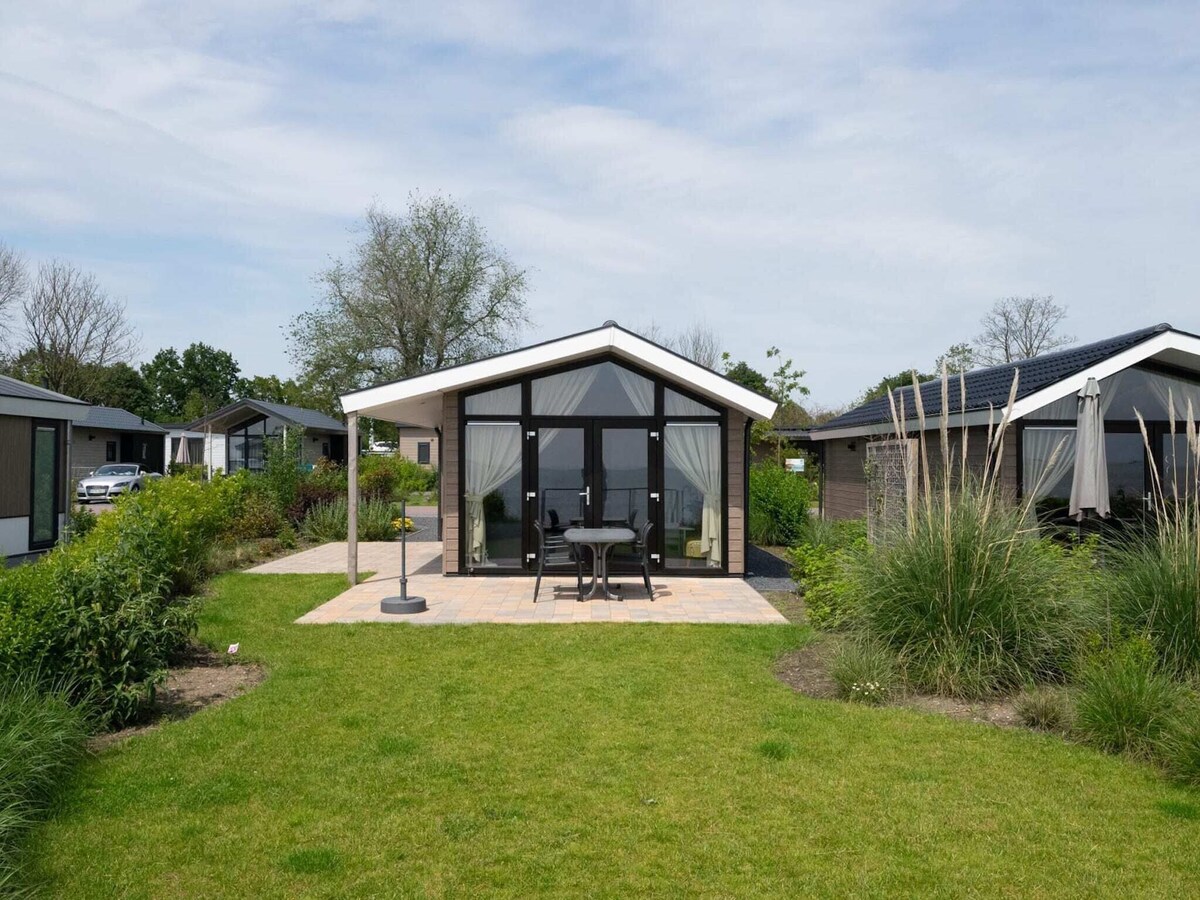 Modern chalet with dishwasher near the Markermeer