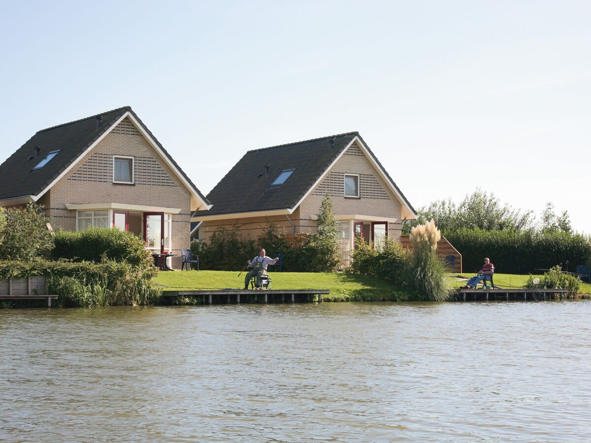 IJsselmeer附近的美丽房屋，拥有码头