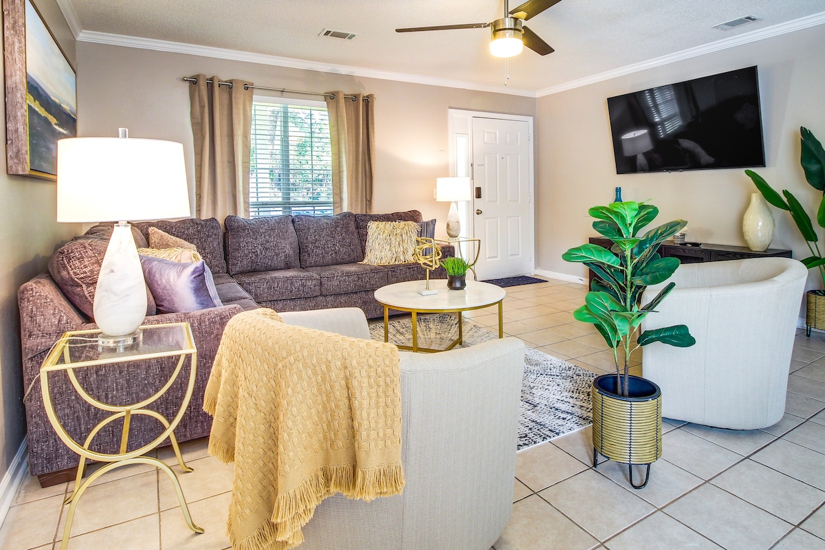 Soothing Savannah Townhome with Patio!