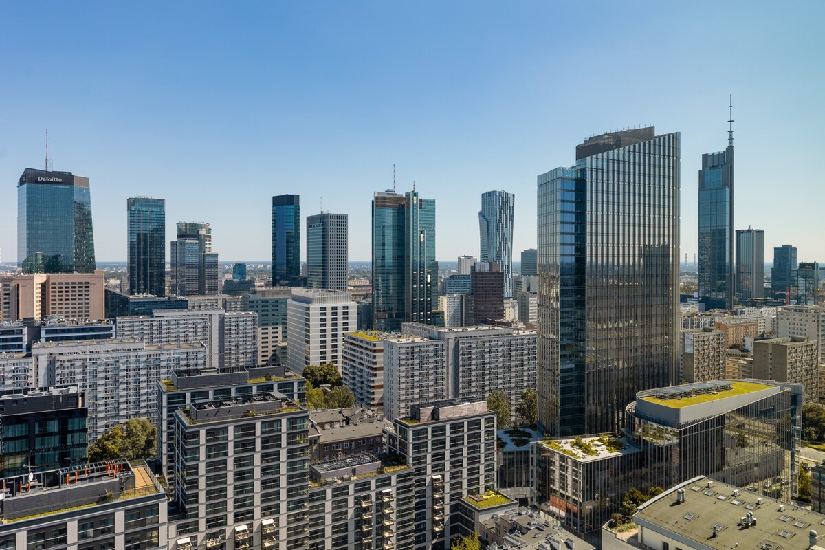 LUX Unique Tower Skyline Apartment with Parking