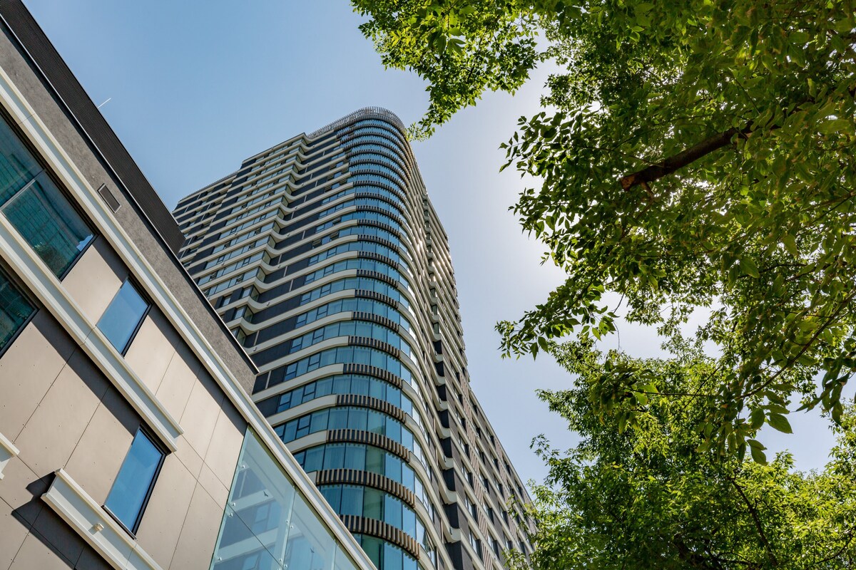 LUX Unique Tower Skyline Apartment with Parking