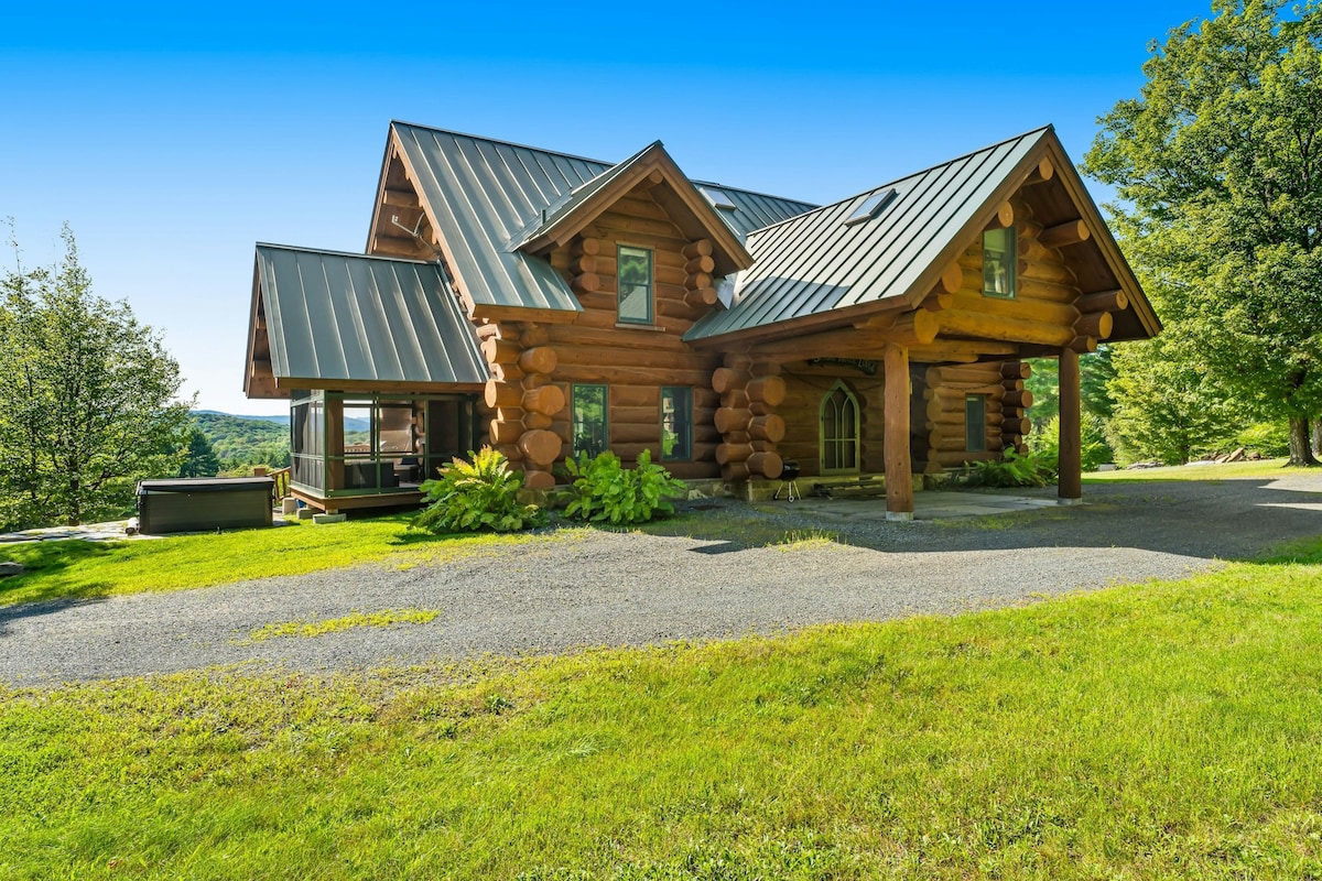 4BR acreage with game tables, hot tub, & fireplace
