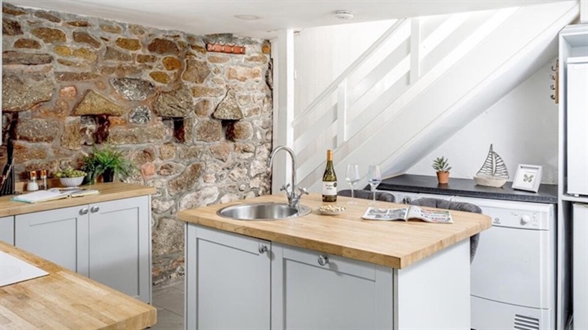 Boatman's Cottage Mousehole- Sleeps 4 -Garage