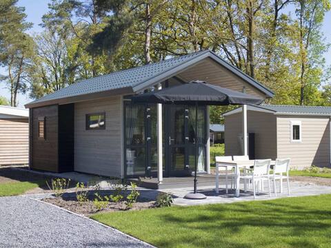 Nice tiny house with veranda, 2 km. from Ijhorst