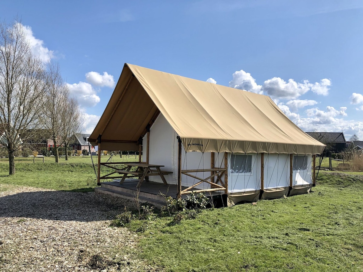 漂亮的帐篷小屋，带阳台，距离Ijhorst 2公里