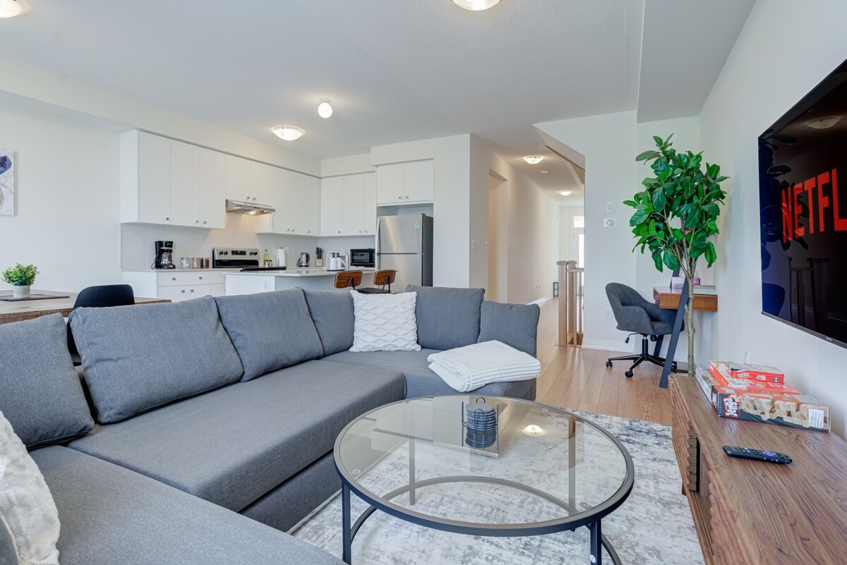 Stylish 3BDR in Pickering's Heart | Free Parking