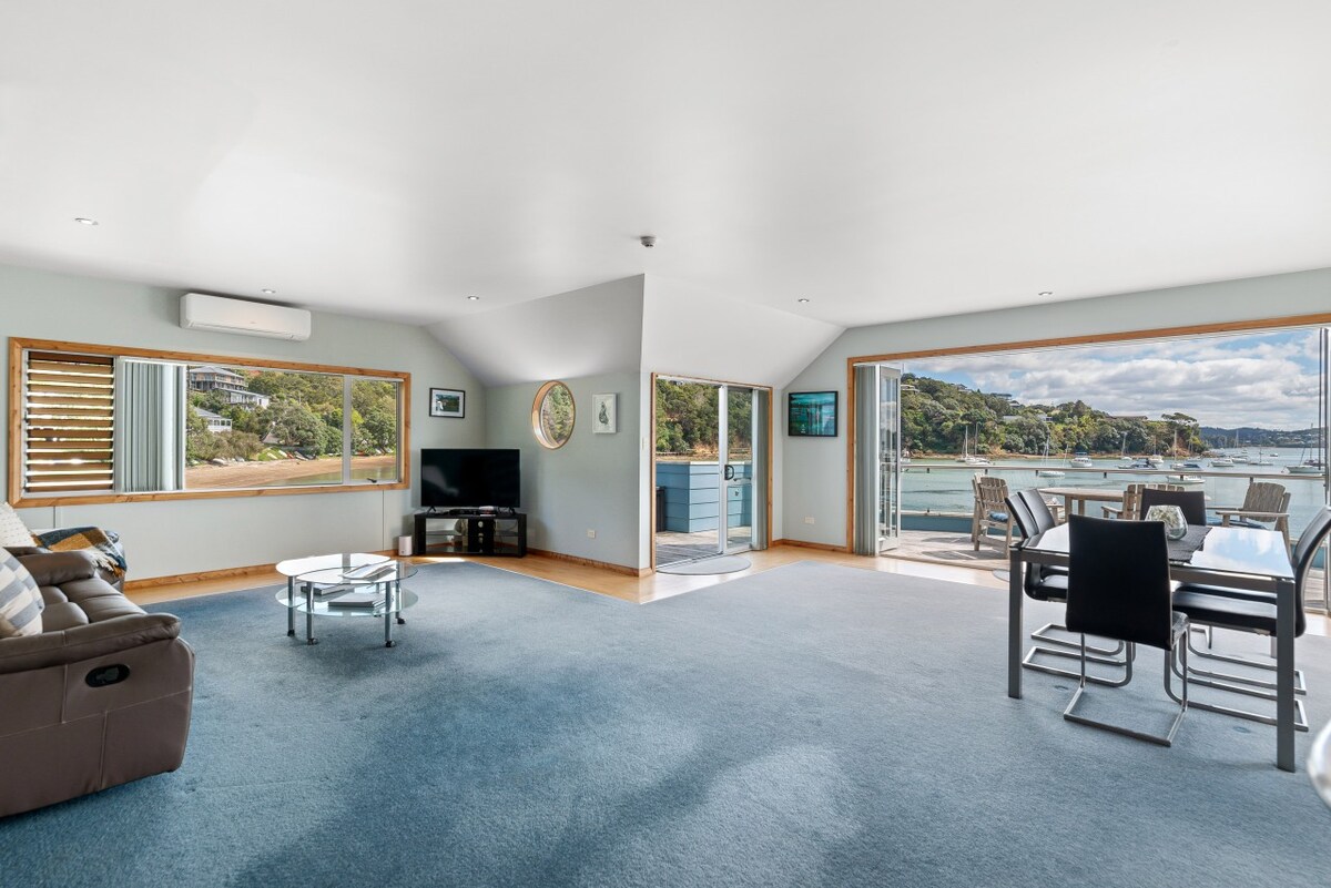 Bay of Islands Boathouse Apartment-The Bridge