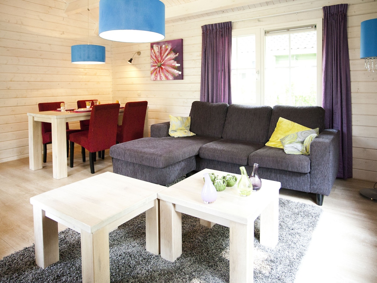 Wooden chalet with sauna, near a nature reserve